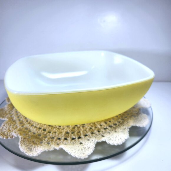 Pyrex Hostess Square Bowl Yellow Serving Dish Ovenware 2 1/2 Quart Vintage - Picture 10 of 11